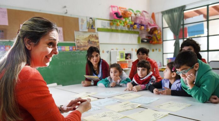 El PRO busca fortalecer la atención de la salud mental en las escuelas de la provincia El senador del PRO, Pablo Petrecca, presentó una iniciativa para que los EOE de todas las escuelas bonaerenses incorporen psicólogos de manera obligatoria.