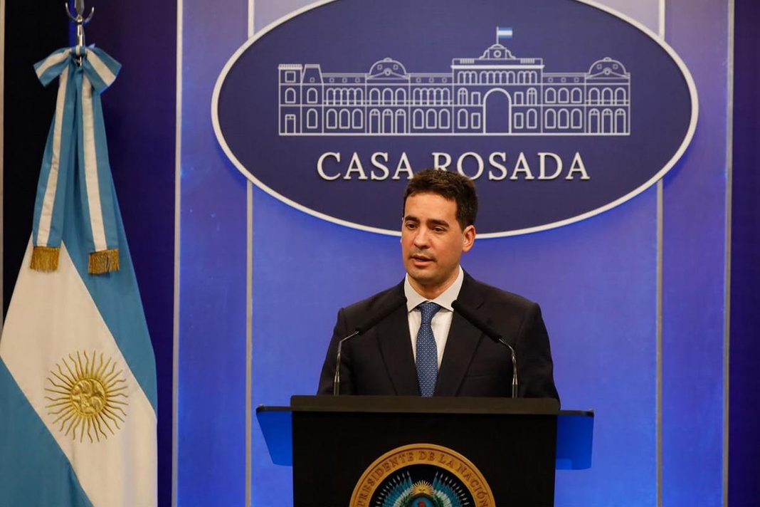 En la previa de Argentina-Inglaterra, Adrián Ravier dijo que Milei sólo admira la política económica de Thatcher y defendió el reclamo por Malvinas.