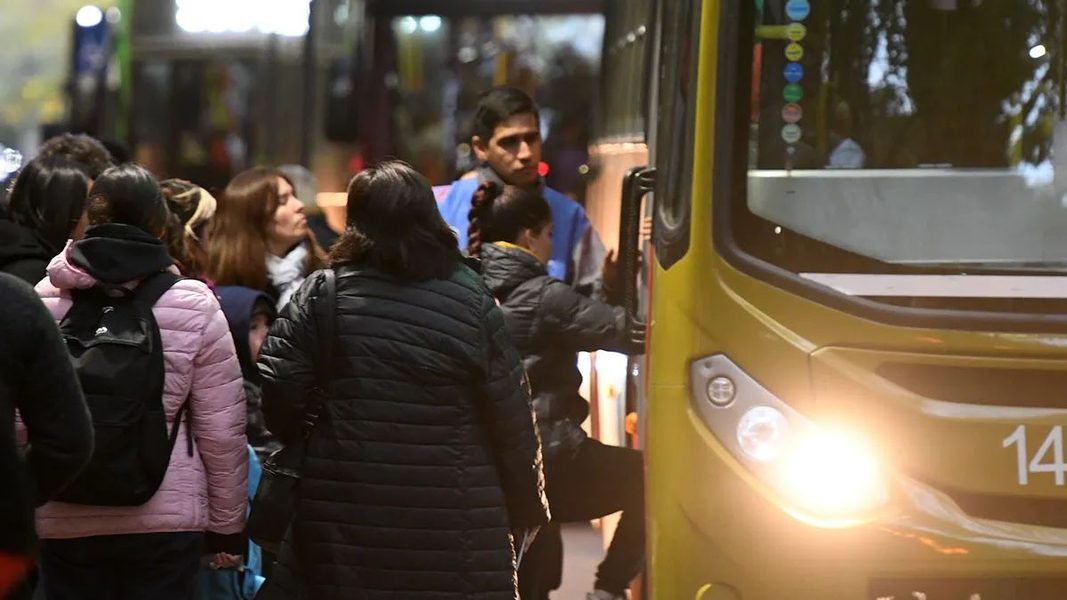 El Gobierno aplicó una suba del 2% en 104 líneas nacionales de colectivos del AMBA y el boleto mínimo con SUBE registrada llegó a $742,81.