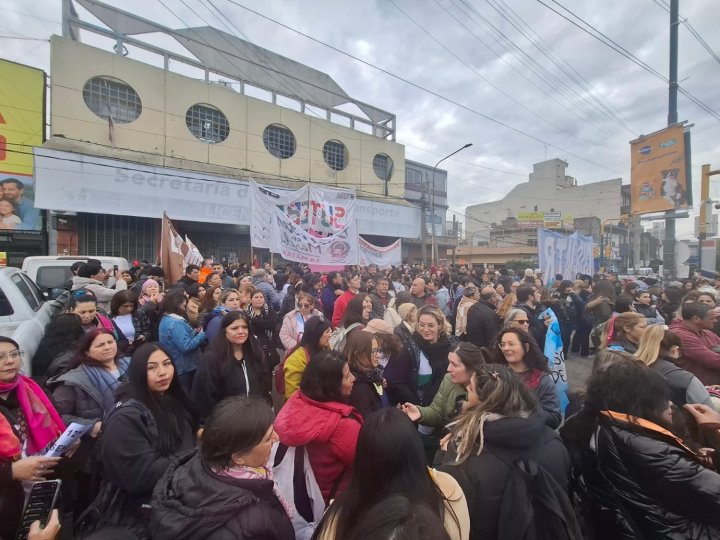 SUTEBA Multicolor movilizó a unos 4.000 docentes bonaerenses en La Matanza contra el acuerdo salarial alcanzado con la Provincia.