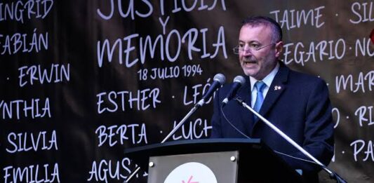 El presidente de la AMIA, Osvaldo Armoza, encabezó el acto por el 32° aniversario del atentado a la sede con fuertes críticas a la Justicia.