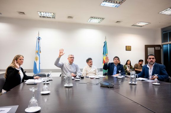 Avanza una ley contra la desregulación de Milei para que las grandes empresas tributen a los municipios La comisión de Servicios Públicos avanzó con el proyecto de Civale para que grandes consumidores eléctricos aporten recursos a los municipios.