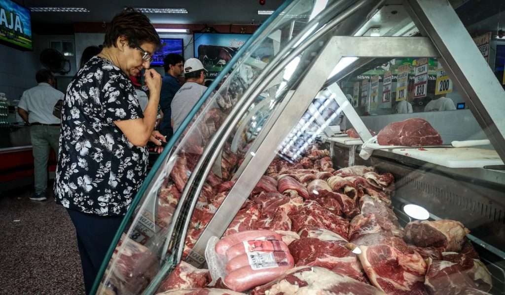 La caída del poder adquisitivo de los trabajadores derivó en una inminente baja del consumo de carne vacuna y el incremento de la compra de alimentos de menor calidad nutricional. 