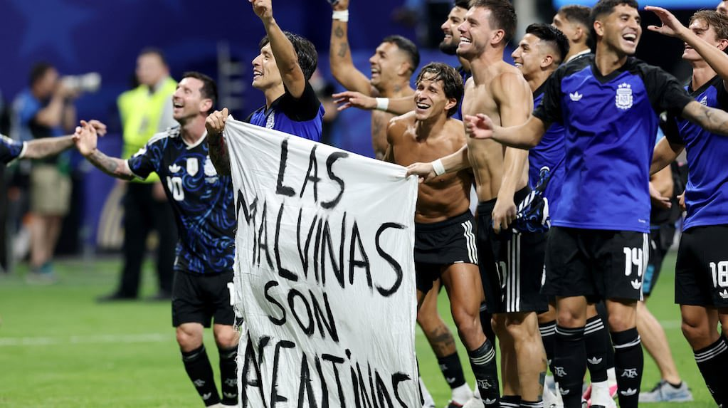 La bandera que exhibió el seleccionado argentino tras el triunfo frente a Inglaterra.
