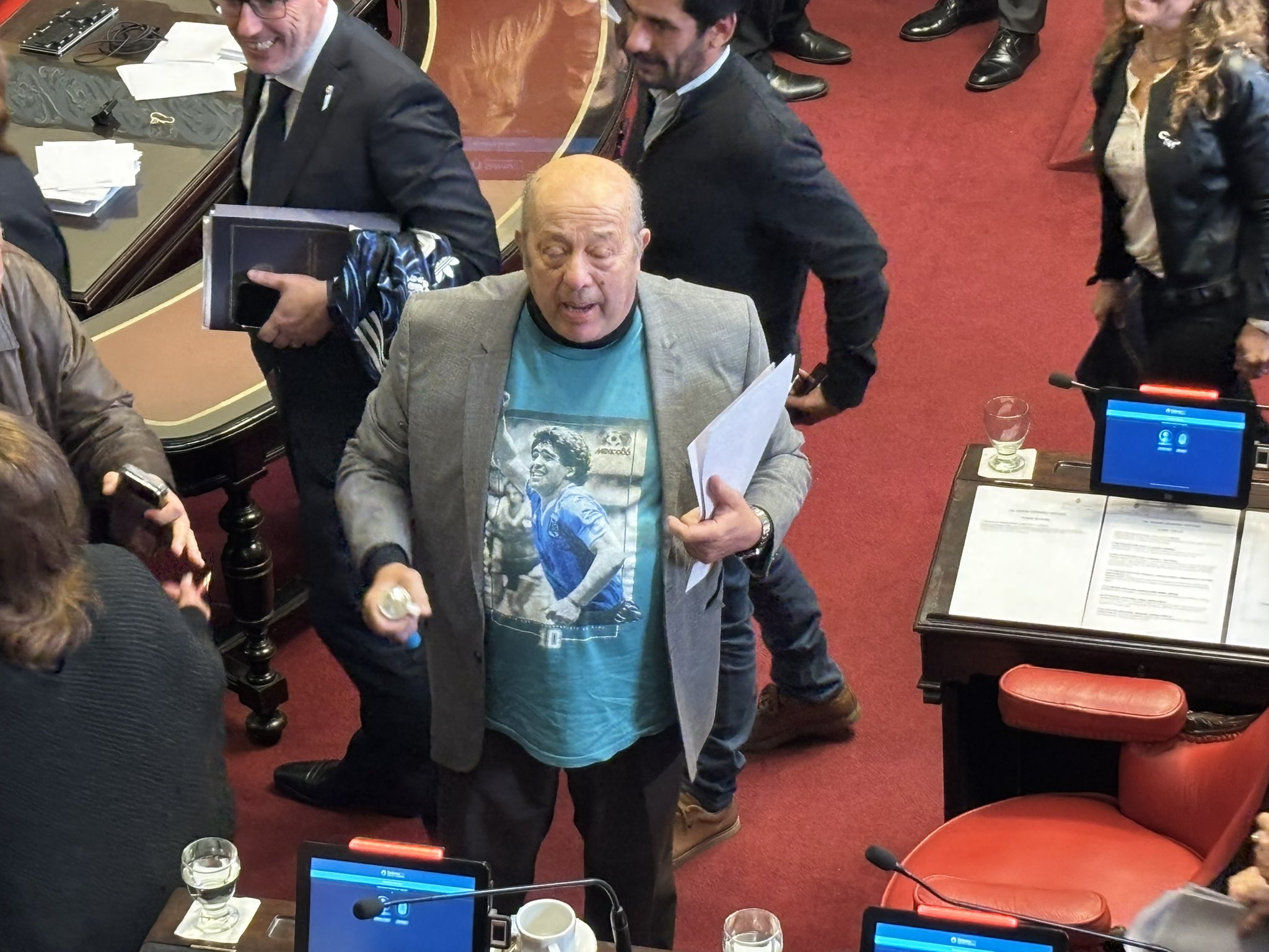 La vestimenta mundialista de Jorge Paredi en plena sesión del Senado bonaerense.