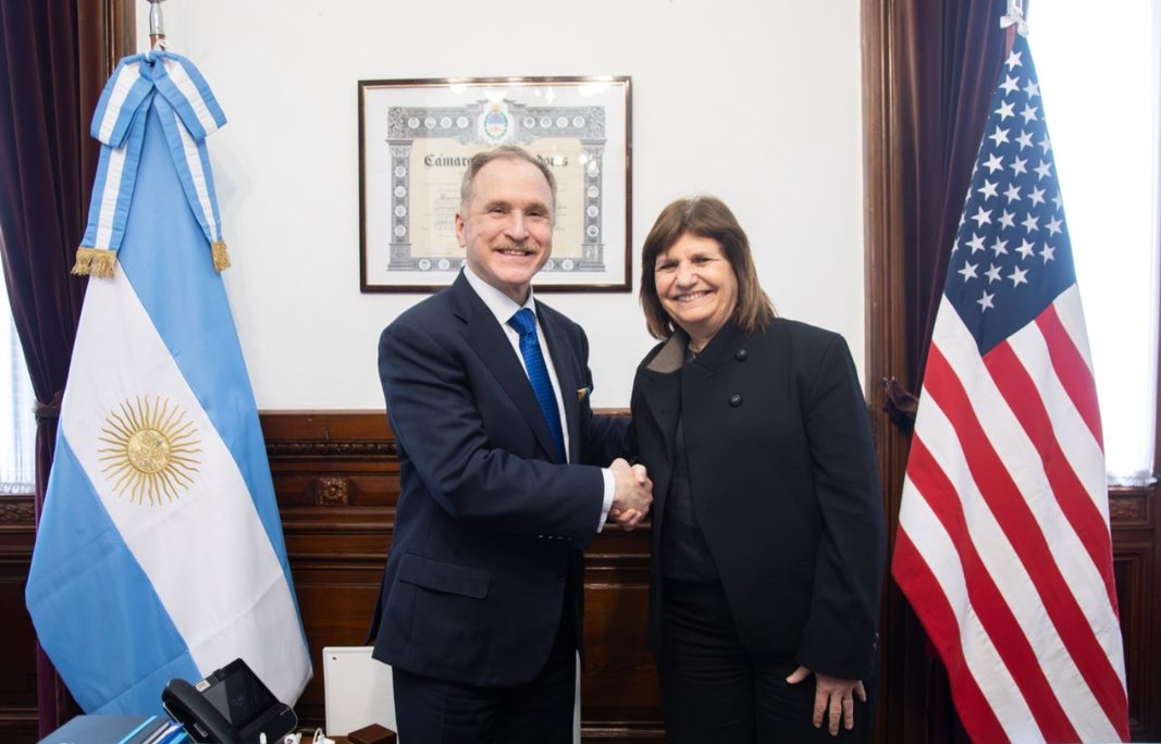 La senadora de LLA, Patricia Bullrich, recibió en su despacho al embajador de Estados Unidos, Peter Lamelas. Elogios a la gestión de Seguridad y a los proyectos impulsados por Milei.