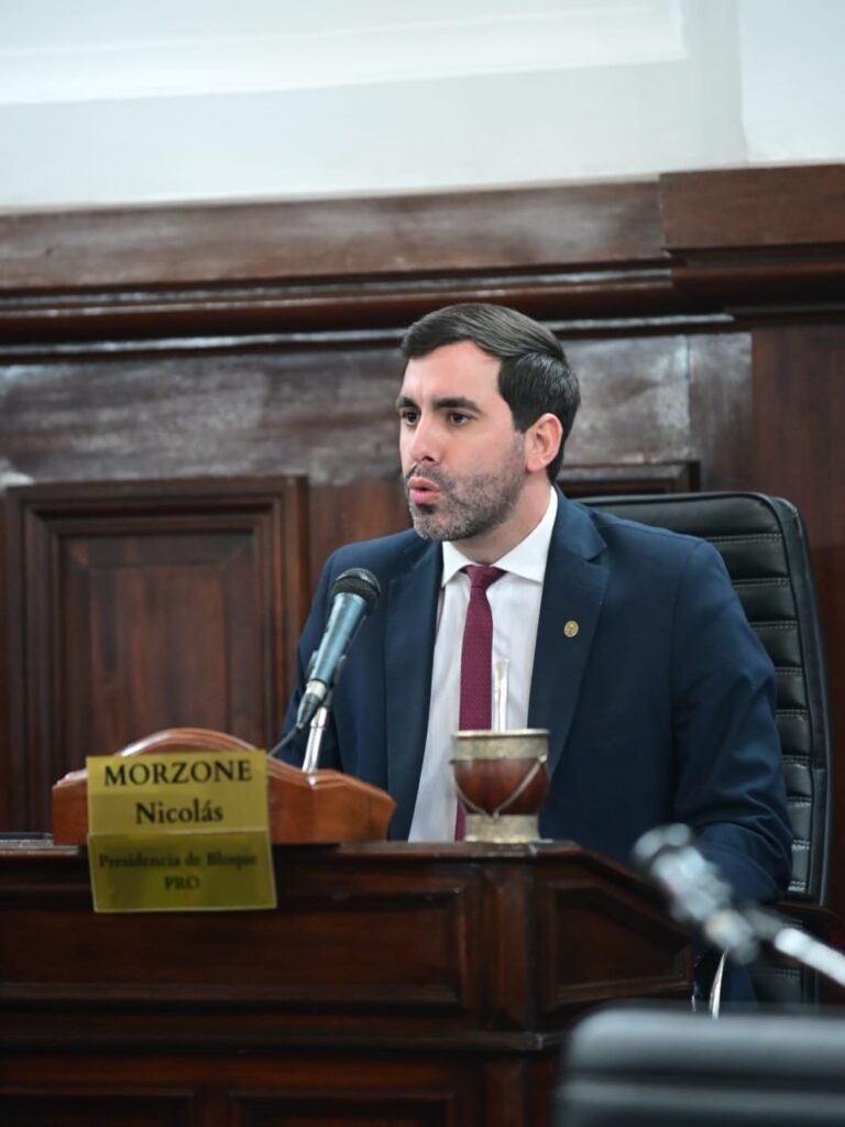 Nicolás Morzone, el concejal de La Plata que busca limitar el uso de celulares en el recinto.