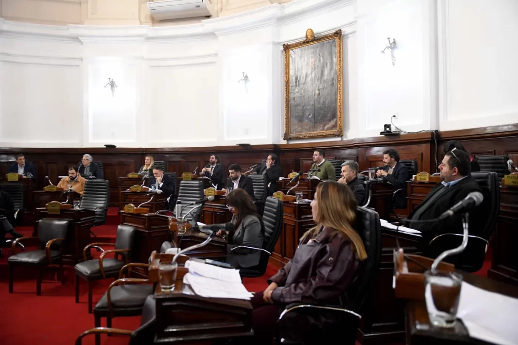 El edil del PRO, Nicolás Morzone, presentó un nuevo proyecto para prohibir el uso de celulares en el Concejo Deliberante de La Plata.
