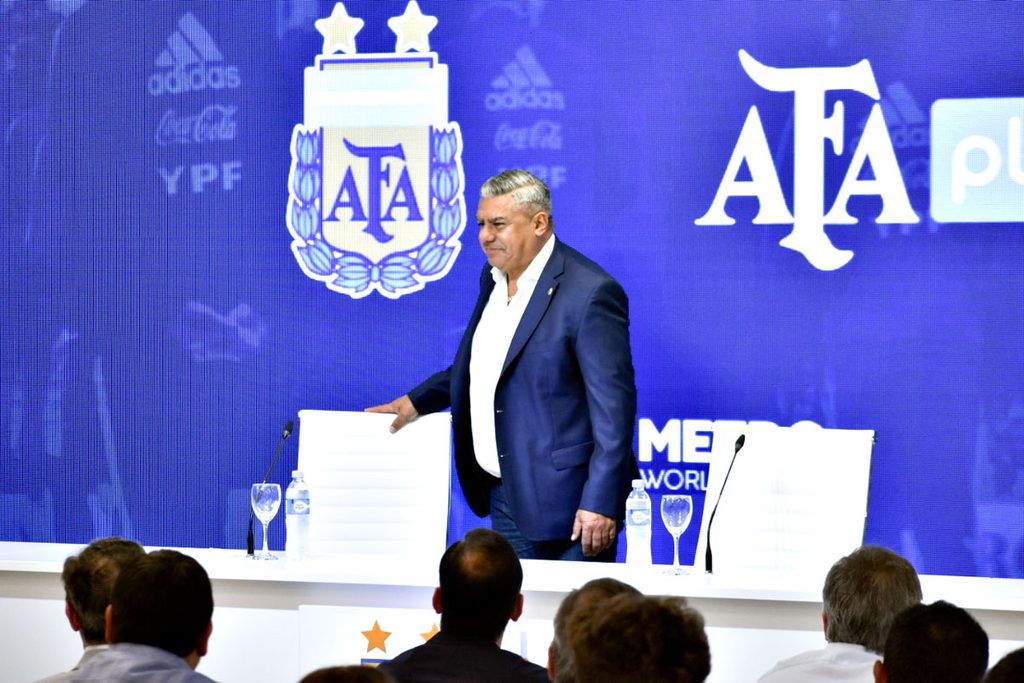 Tras la pausa mundialista, “Chiqui” Tapia regresará al país con causas judiciales abiertas y una relación todavía tensa con el Gobierno.
