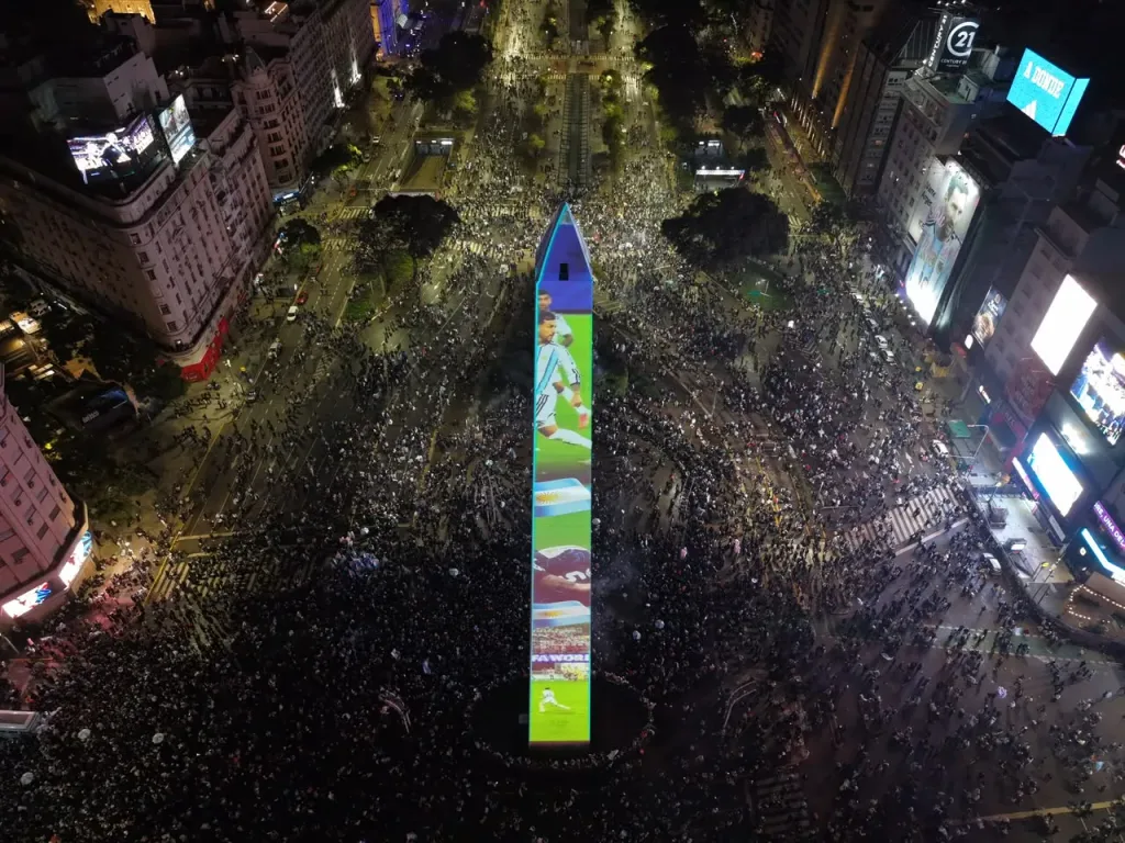 Miles de hinchas se concentraron en el Obelisco para reconocer a la Selección Argentina, pese a la derrota ante España en la final del Mundial 2026.