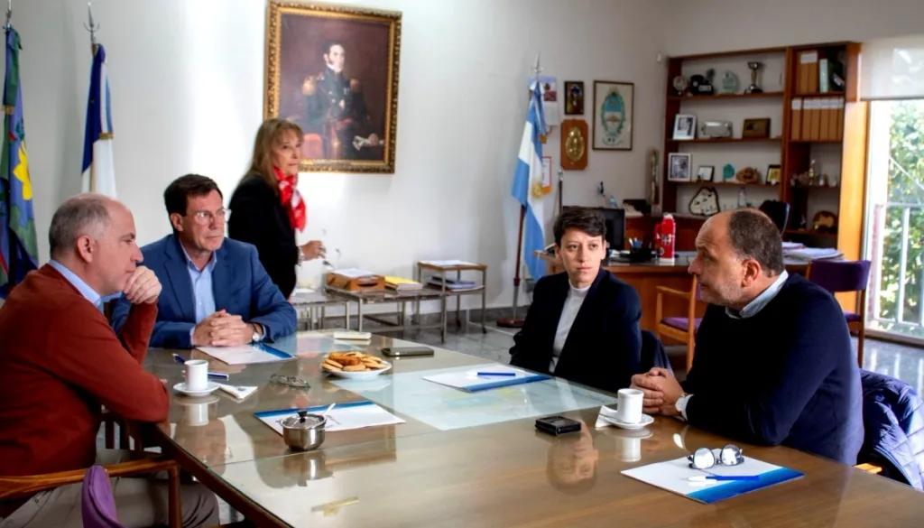 Los municipios de Tres Arroyos, Coronel Pringles, Coronel Dorrego y Adolfo Gonzales Chaves firmaron en mayo de 2024 un convenio para ampliar la Comarca del Río Quequén Salado.