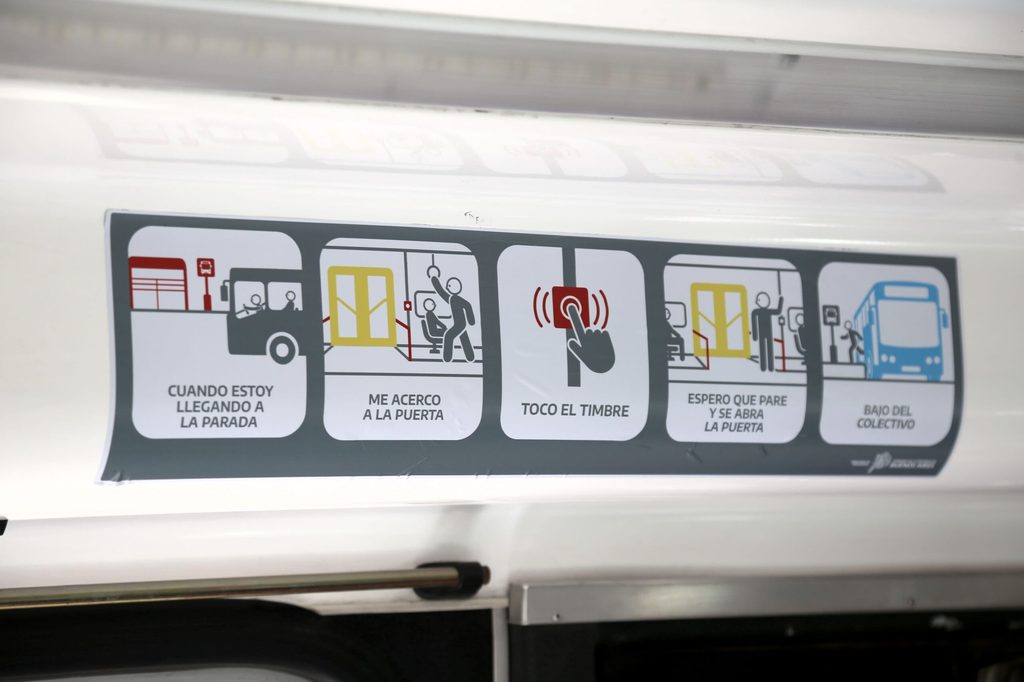 El Gobierno de Kicillof también promulgó la norma que obliga a las empresas de transporte a colocar pictogramas que garanticen accesibilidad a las personas con discapacidad.