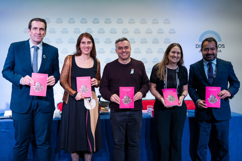 Diputados y senadores de distintos bloques participaron de la presentación del nuevo informe de la fundación Directorio Legislativo. 