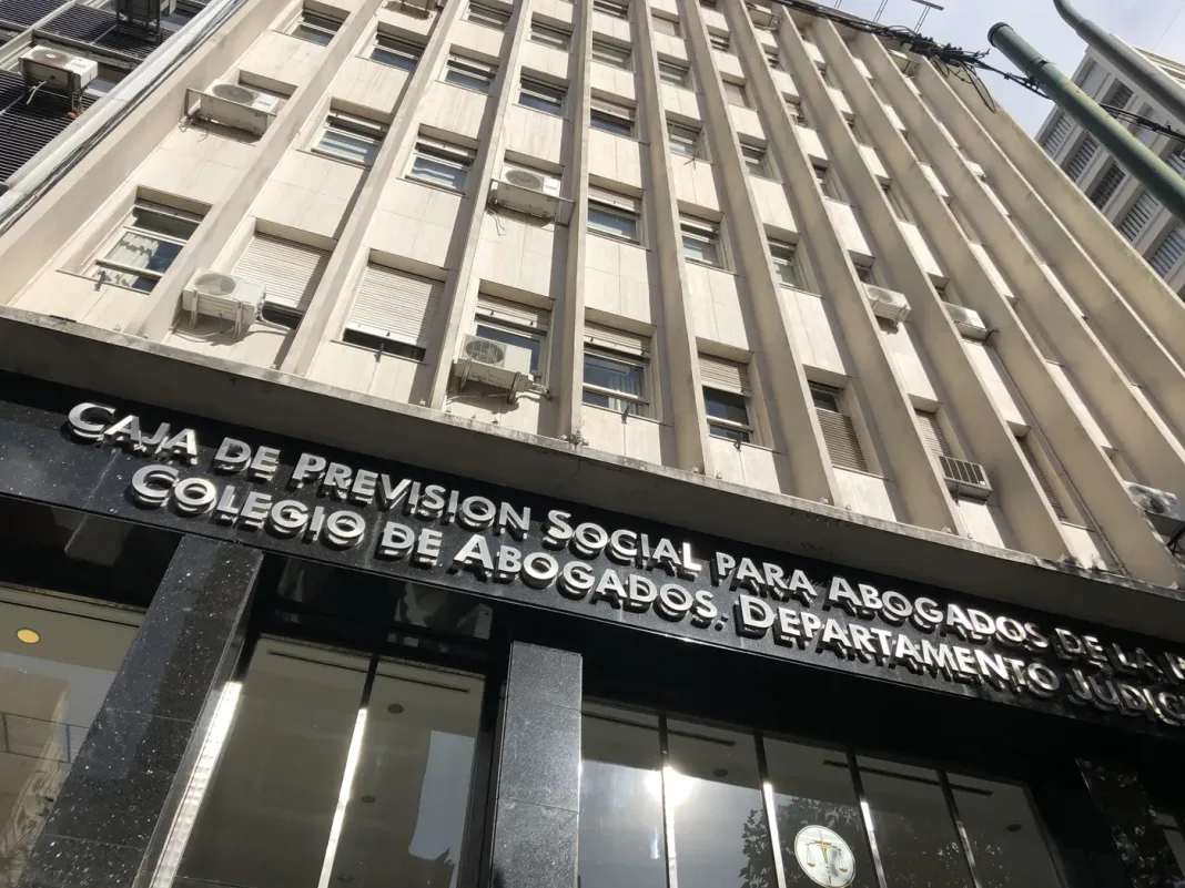 El Colegio de Abogados bonaerense reclamó la cobertura urgente de vacantes en la Suprema Corte y advirtió por su impacto en la Justicia.