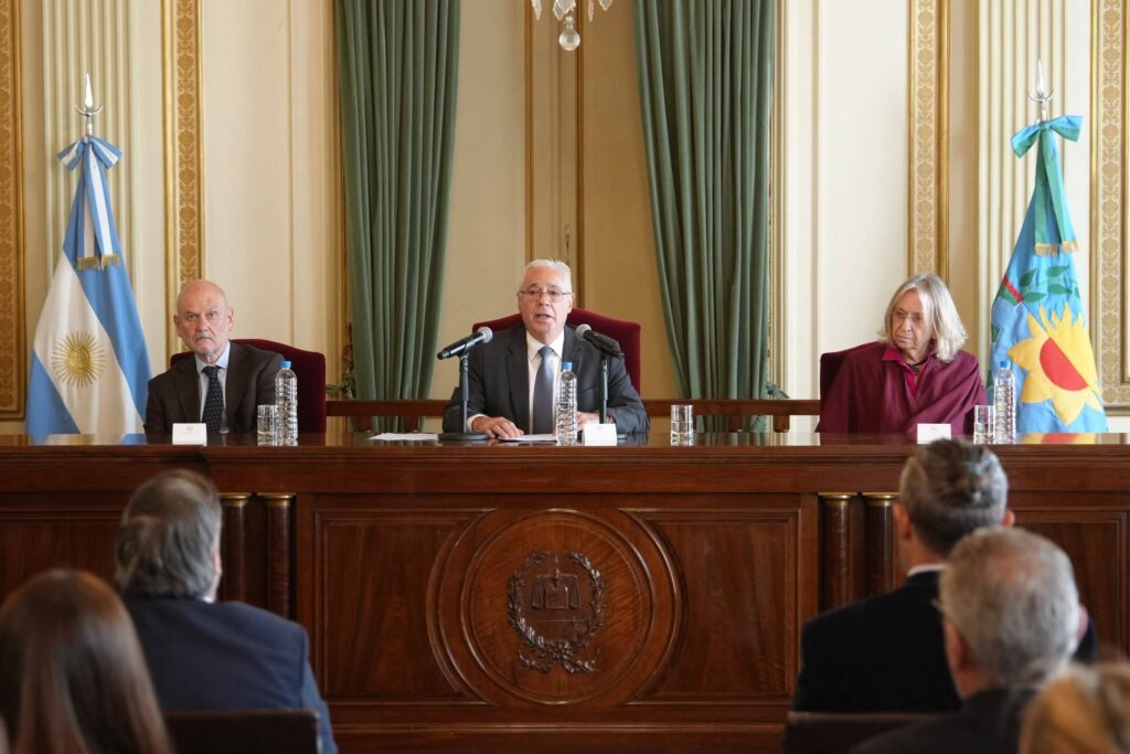 El Colegio de Abogados bonaerense sostuvo que la cobertura de las vacantes constituye un deber constitucional y no puede quedar sujeta a conveniencias políticas.