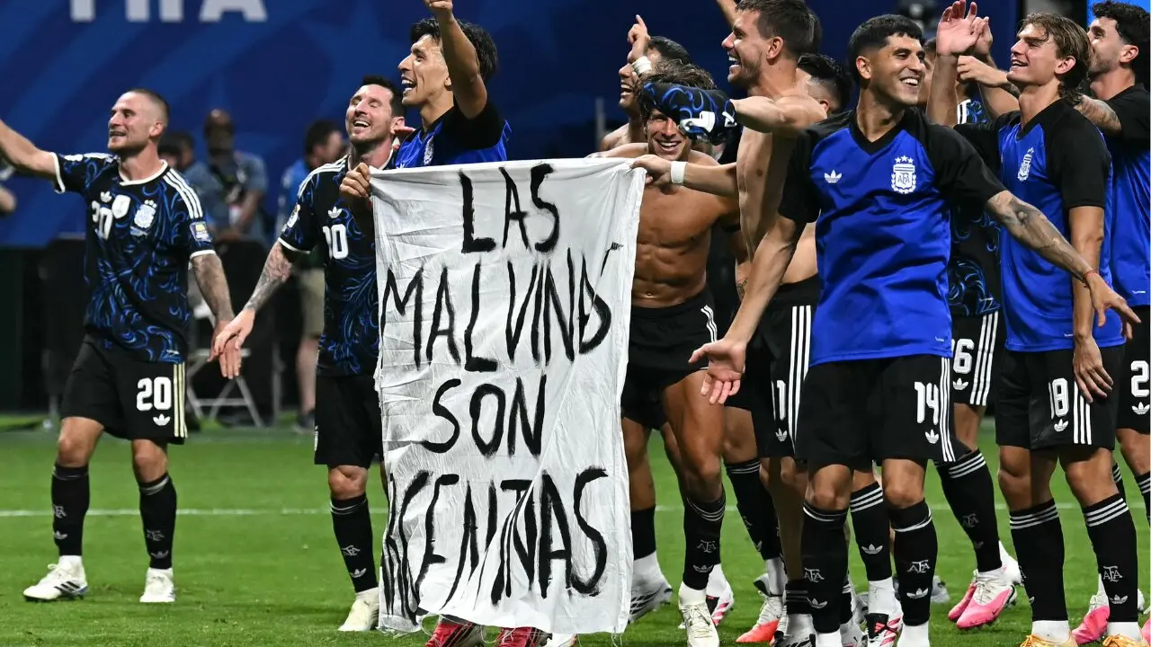 Ravier sostuvo que la bandera de Malvinas que desplegó la Selección ante Inglaterra volvió a instalar el reclamo de soberanía en la agenda internacional.