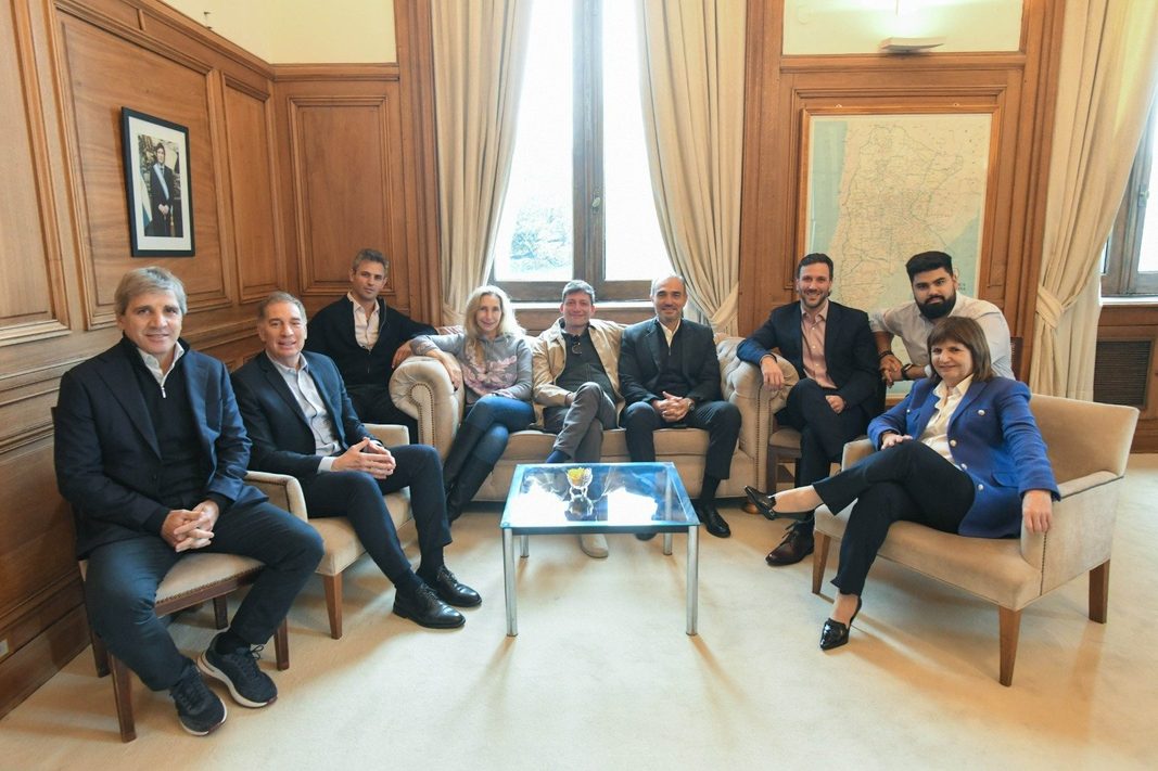 Encabezada por Karina Milei, funcionaros de gobierno y legisladores libertarios llevaron a cabo una reunión de la mesa política para delinear la estrategia legislativa.