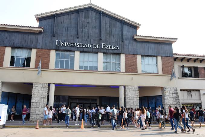 Según el proyecto de LLA, los extranjeros que no tengan residencia permanente deberán pagar para estudiar en universidades de gestión estatal en la provincia.