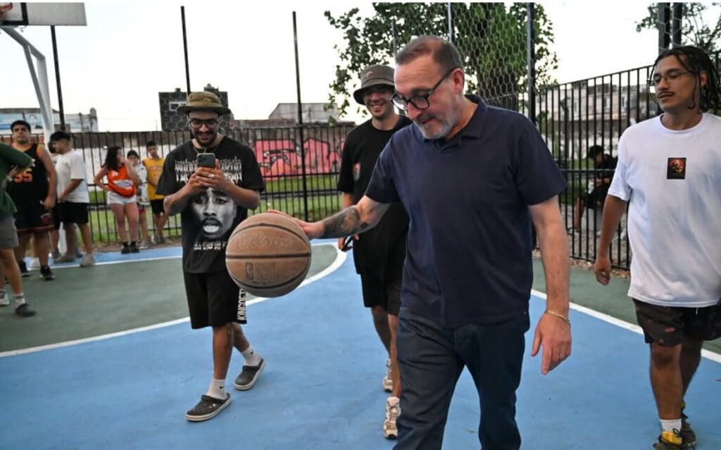 Luis Vivona participó de la inauguración de la cancha de básquet urbano de la ciudad de Los Polvorines. 