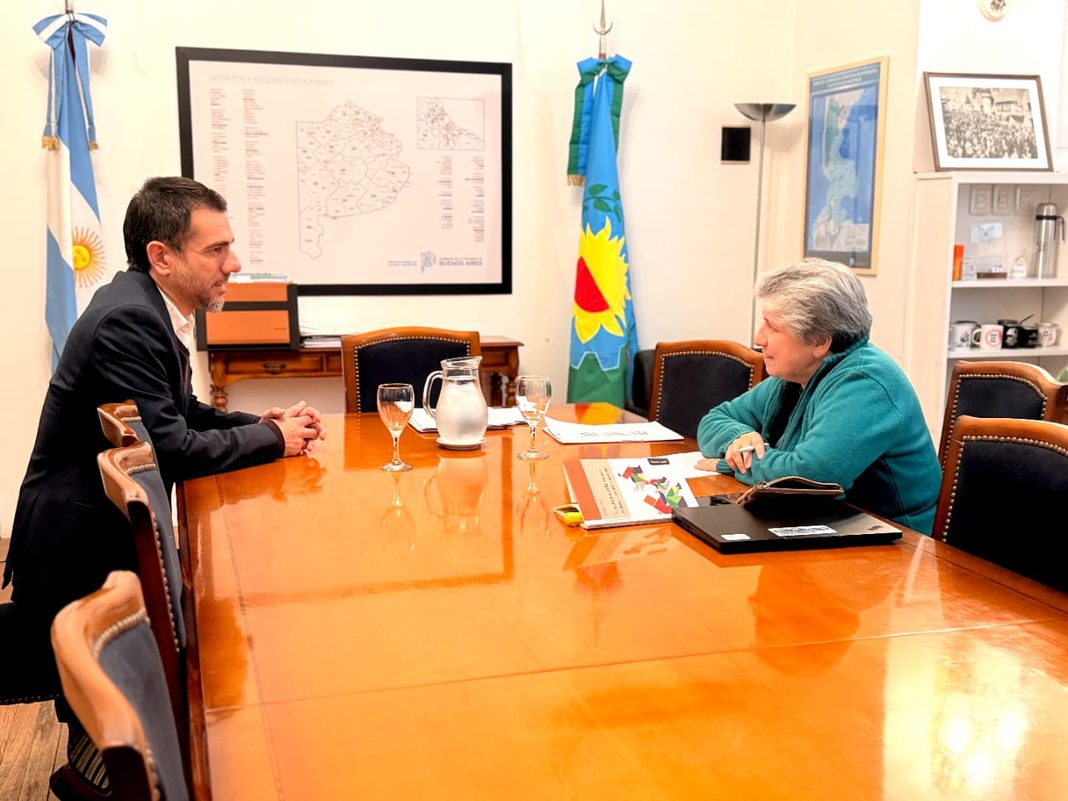 El senador bonaerense del PRO, Pablo Petrecca, le acercó a la Directora de Educación una serie de propuestas para abordar las problemáticas en las escuelas.