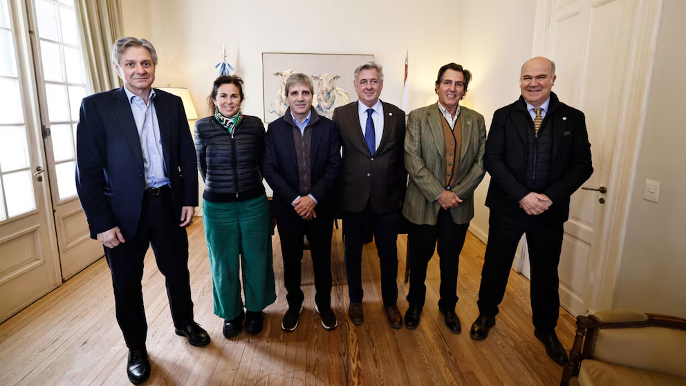 El ministro de Economía, Luis Caputo, mantuvo un encuentro con el presidente de la Sociedad Rural Argentina (SRA), Nicolás Pino.