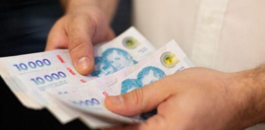 Una encuesta del CIFRA reveló que el salario mínimo, vital y móvil perdió más del 40% de su poder de compra en lo que va de la gestión del libertario Javier Milei.