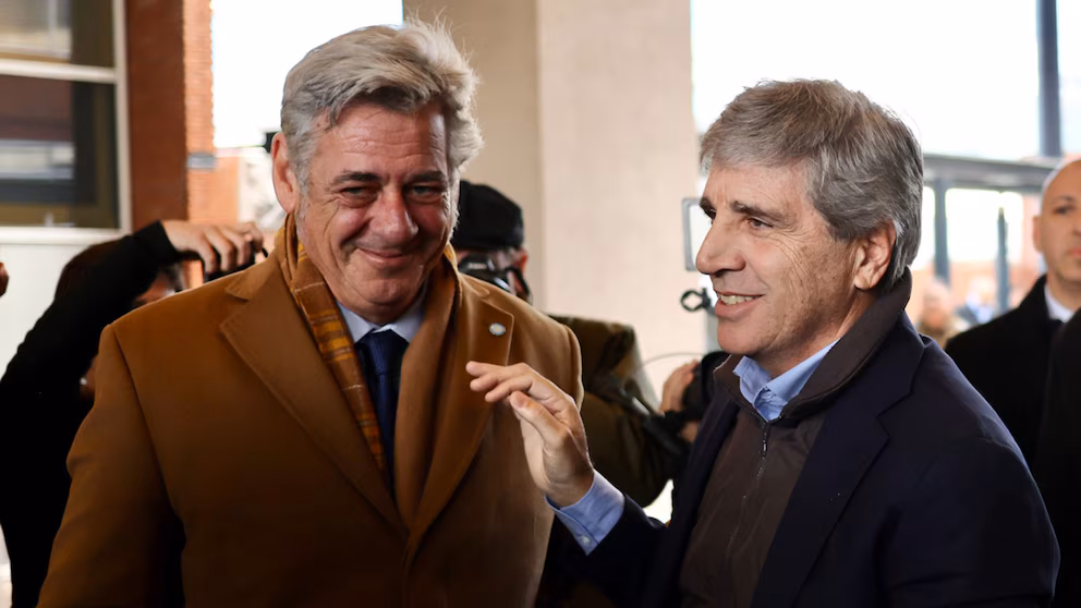 Durante su paso por La Rural, el ministro de Economía, Luis Caputo, enfrió las expectativas de que haya una nueva baja a las retenciones del campo. “Ya se hicieron en su momento”, afirmó.