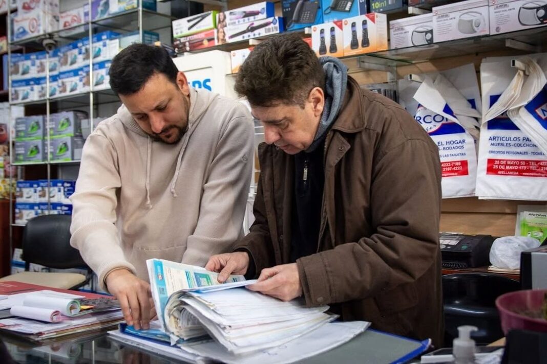 Emmanuel González Santalla recorrió comercios de Avellaneda y cuestionó el modelo económico de Javier Milei que lleva a los trabajadores a bajar persianas.