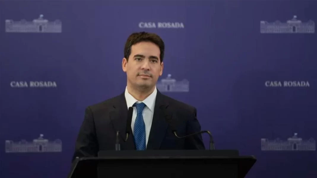 El vocero presidencial, Adrián Ravier, advirtió que el dólar podría llegar a $1.800 en los próximos meses.