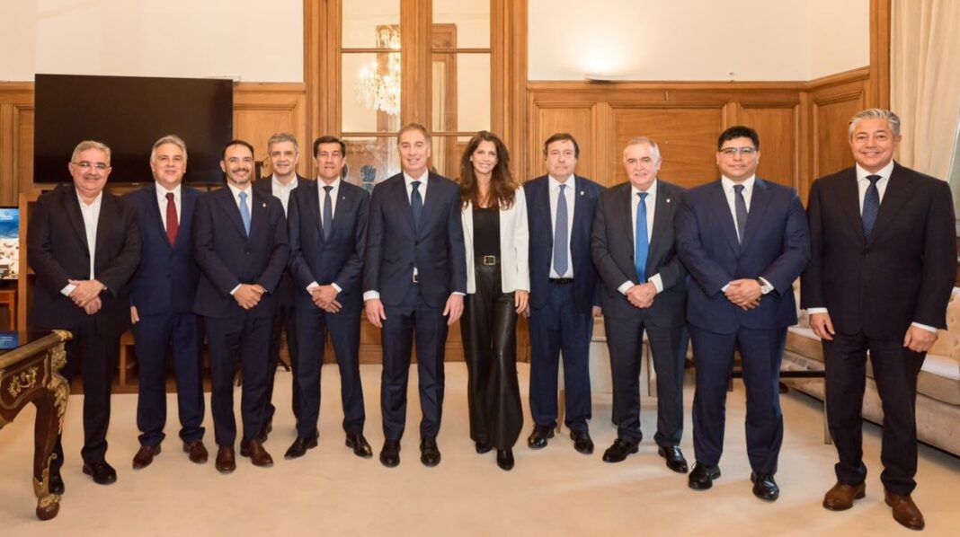 LLA negocia con 14 gobernadores fondos, obras y acuerdos electorales para suspender las PASO en 2027 y allanar la reelección de Javier Milei.