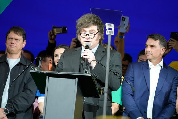 Milei llevó la campaña libertaria a Brasil para apoyar la candidatura de Flavio Bolsonaro Milei brindó un discurso en la convención del Partido Liberal de Brasil, en donde alertó por el "riesgo lula" y respaldó la candidatura de Flavio Bolsonaro.