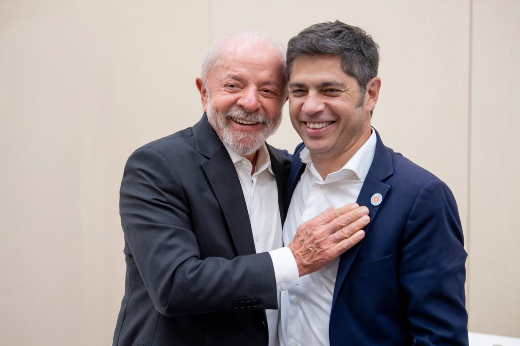 El gobernador, Axel Kicillof, cuestionó las declaraciones del presidente, Javier Milei, durante su visita a Brasil.
