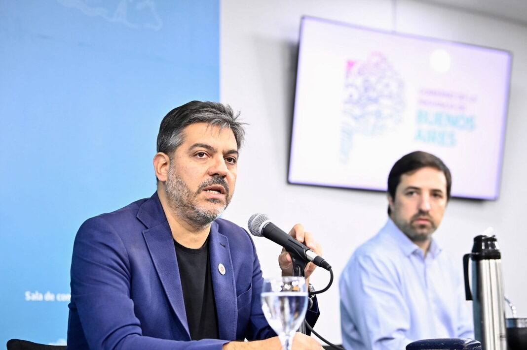 Carlos Bianco y Nicolás Kreplak cruzaron a La Libertad Avanza luego de que Agustín Romo presentara un proyecto para arancelar la salud y la educación a extranjeros.