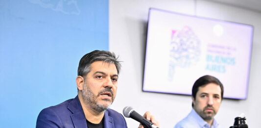 Carlos Bianco y Nicolás Kreplak cruzaron a La Libertad Avanza luego de que Agustín Romo presentara un proyecto para arancelar la salud y la educación a extranjeros.