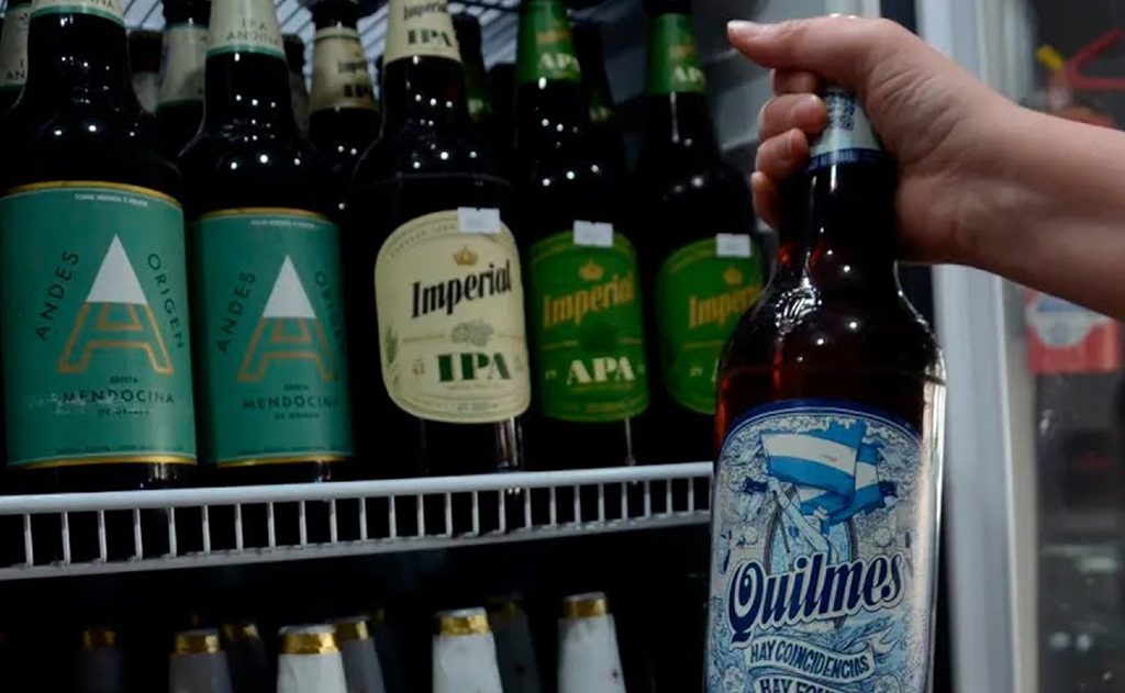 En la actualidad, los kioscos, polirubros y estaciones de servicio tienen prohibida la venta y exhibición de bebidas con alcohol.