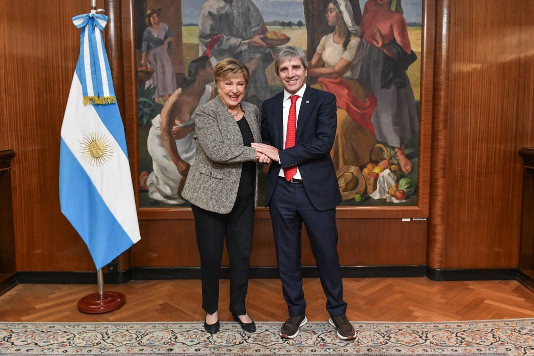 La directora gerente del FMI, Kristalina Georgieva, elogió la “estabilidad financiera” y la acumulación de reservas del Gobierno. En paralelo, pidió por políticas para reactivar el consumo.