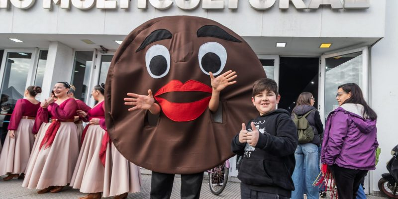 La Municipalidad de La Costa informó que la 12° Fiesta Provincial del Alfajor Costero reunió a más de 15.000 personas, lo que consolidó la convocatoria como un éxito rotundo. 