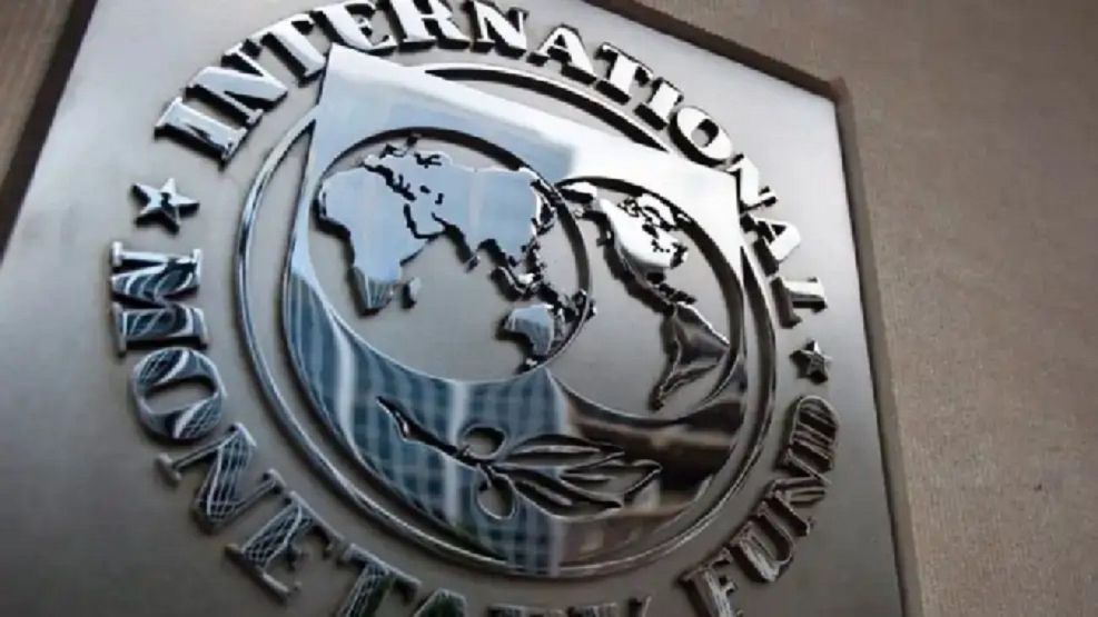 El proyecto de Máximo Kirchner instruye al Ejecutivo “a exigirle al FMI una revisión del excedente que hoy carga el país”.