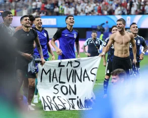 El oficialista Ricardo Lissalde impulsa un reconocimiento a la Selección argentina por la bandera de Malvinas que desplegó en el Mundial 2026.