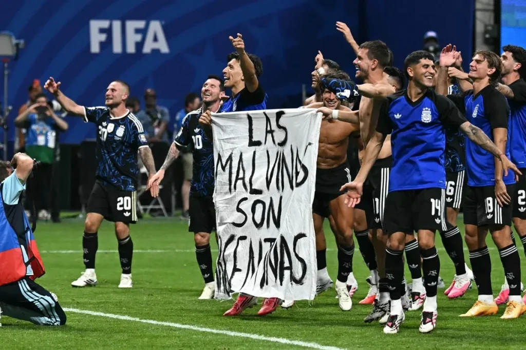 El despliegue de la bandera de Malvinas trascendió lo deportivo y provocó repercusiones dentro del arco político.