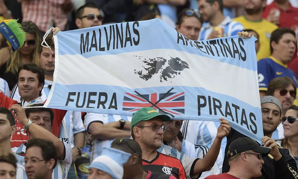 La decisión de la FIFA de impedir banderas con imágenes de Malvinas elevó la tensión en la previa del partido.