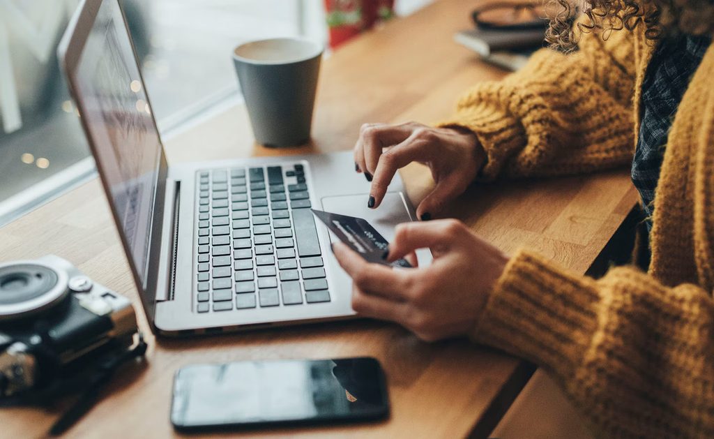 La legisladora del peronismo propone regular los precios en las compras online para que los algoritmos no incrementen los valores según el perfil del comprador.