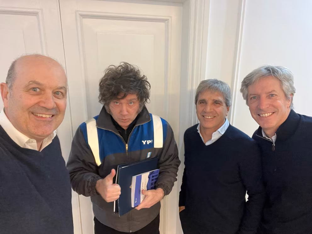 Federico Sturzenegger (ministro de Desregulación y Transformación del Estado), Javier Milei, Luis Caputo (ministro de Economía), y Santiago Bausili (presidente del Banco Central). 