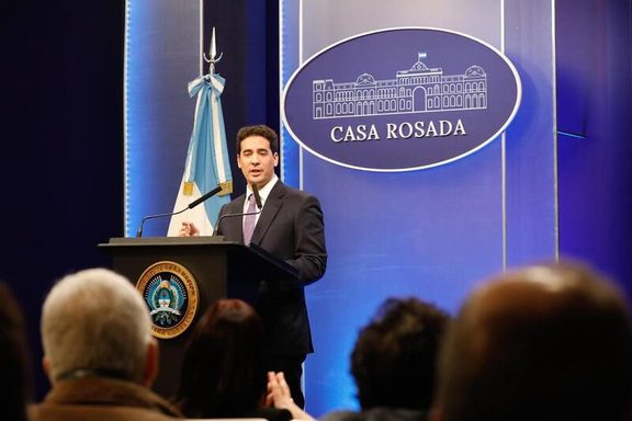 Un proyecto de la Legislatura se metió en la conferencia de prensa del vocero presidencial El vocero presidencial Adrián Ravier volvió a quedar bajo críticas tras afirmar erróneamente que el 40% de los universitarios son extranjeros.