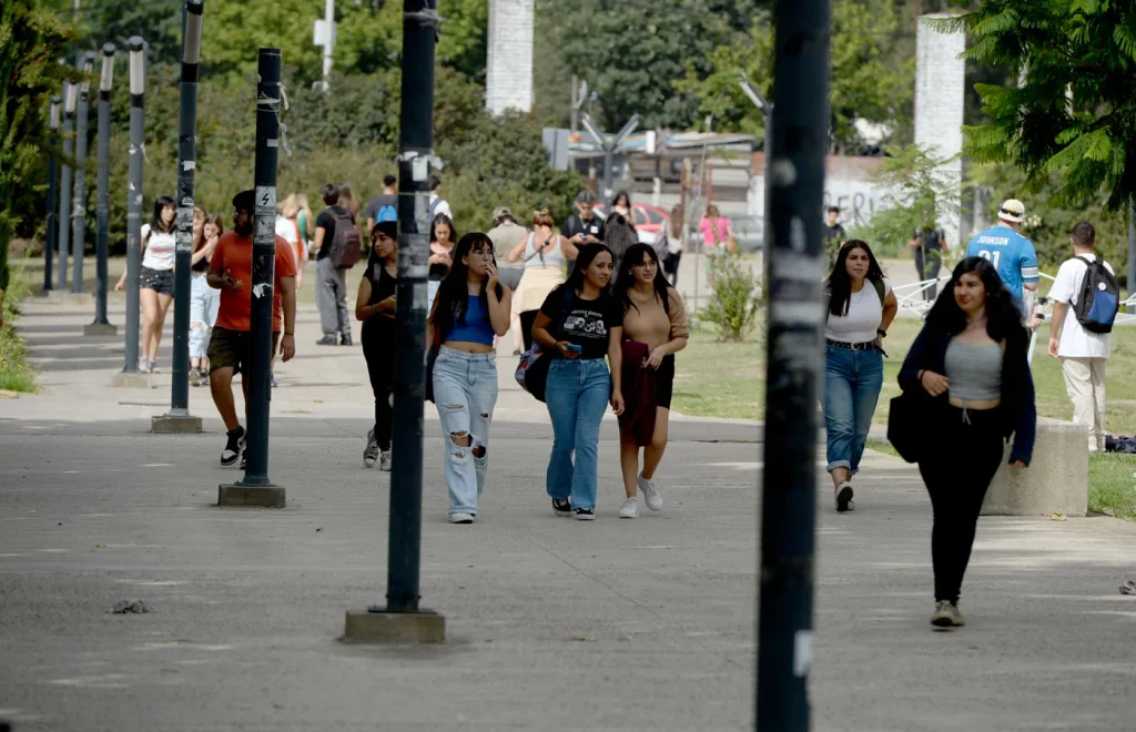 Los datos oficiales ubican a los estudiantes extranjeros entre el 4% y el 5% del total de la matrícula de las universidades, muy lejos del 40% mencionado por Ravier.