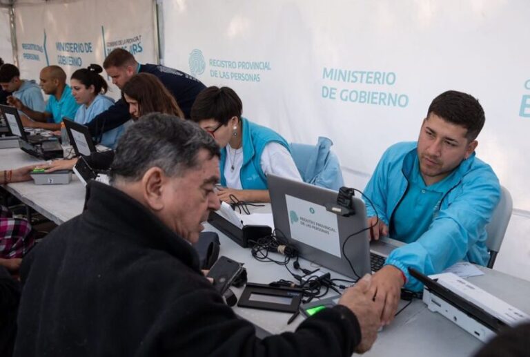 Los empleados estatales bonaerenses percibirán el sueldo de julio con el primer tramo de aumento del 5%.