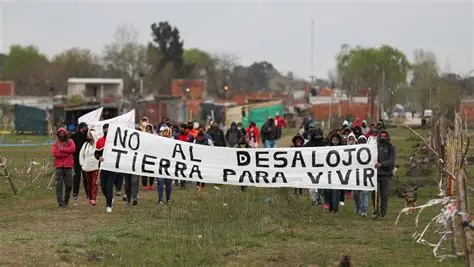 El peronismo busca suspender por 10 años los desalojos en barrios populares La diputada bonaerense, Cintia Romero, presentó un proyecto de ley para suspender por el plazo de 10 años los desalojos en asentamientos populares.