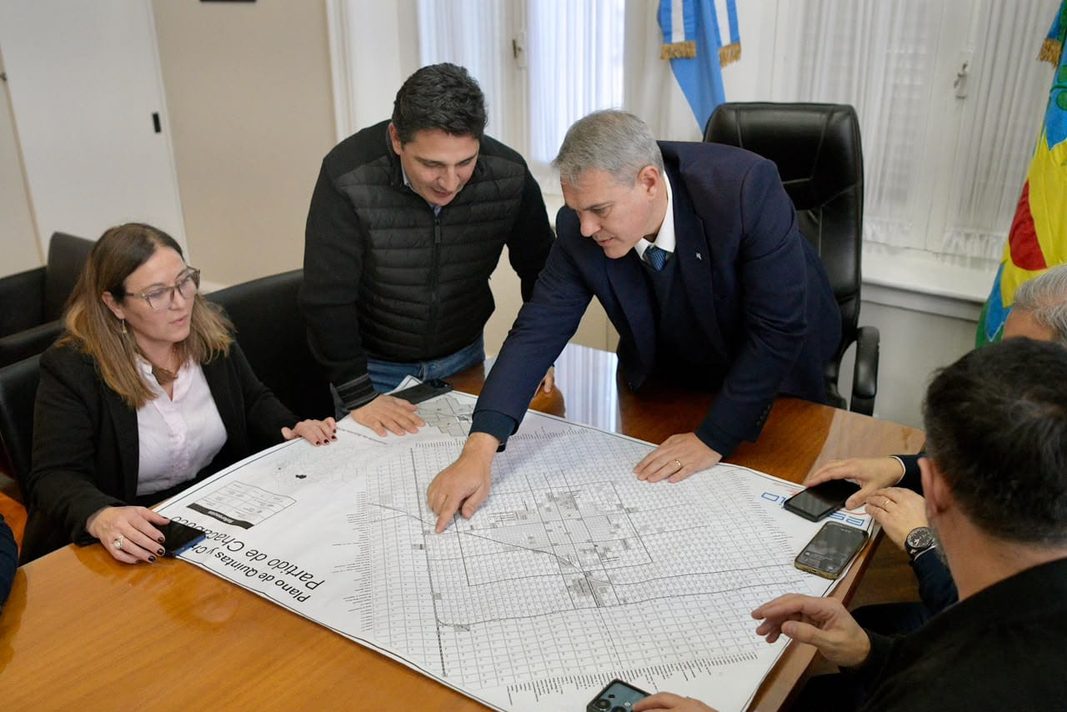 El ministro de Transporte bonaerense, Martín Marinucci, y el intendente de Chacabuco, Darío Golia, afirmaron que el proyecto resulta clave para garantizar el transporte público.