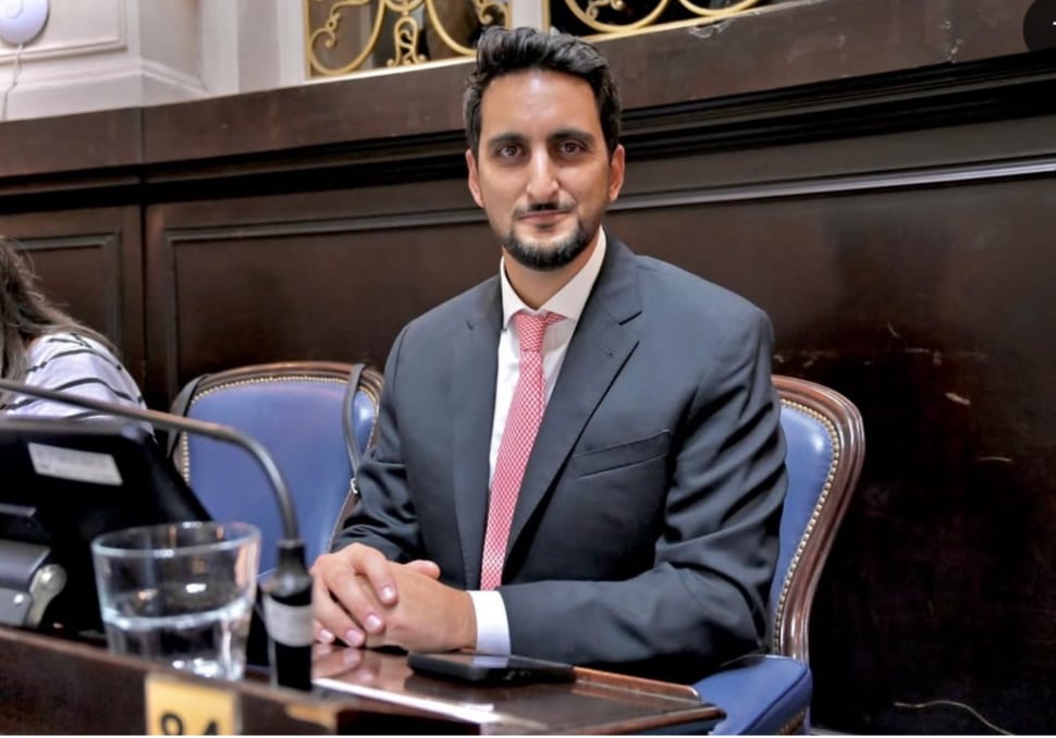 El diputado bonaerense Juan Esper planteó que debe ser la Legislatura quien defina si corresponde algún régimen especial en Inteligencia Artificial.
