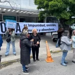 Afiliados viajaron 400 kilómetros para acampar en IOMA en protesta por el recorte de coberturas Dos familias de Mar del Plata viajaron hasta la sede central de IOMA en La Plata para exigirle a Homero Giles pagos atrasados a acompañantes terapéuticos.